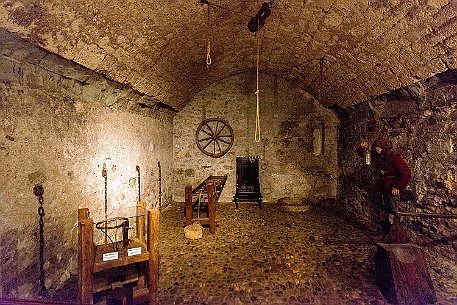 Schloss Grandson - Folterkammer Das Schloss Grandson ist eine Burg in der waadtländischen Gemeinde Grandson am Neuenburgersee in der Schweiz.